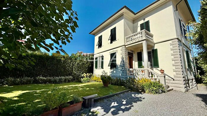 Casa quadrilocale in vendita in Viale Castracani, Lucca