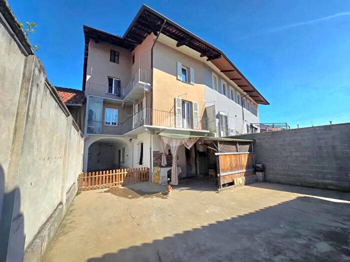 Casa con 9 locali in vendita in Via Carlo Alberto, San Benigno Canavese