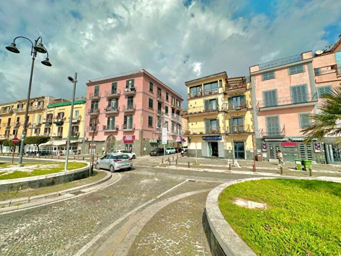 Appartamento trilocale in affitto in Traversa VIII di Viale Angelo Compagnone, Lungomare, Pozzuoli