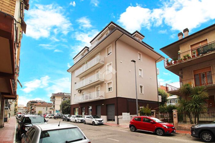 Appartamento trilocale in vendita in Via Giovanni Pascoli, Grottammare