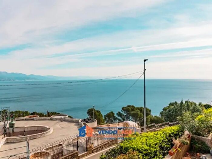 Appartamento trilocale in vendita in Via Torre dEre, Bergeggi