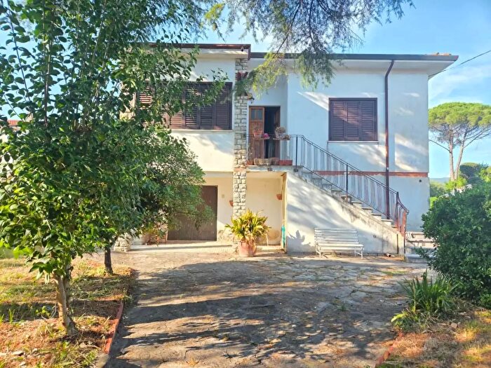 Casa con 12 locali in vendita in Cascina
