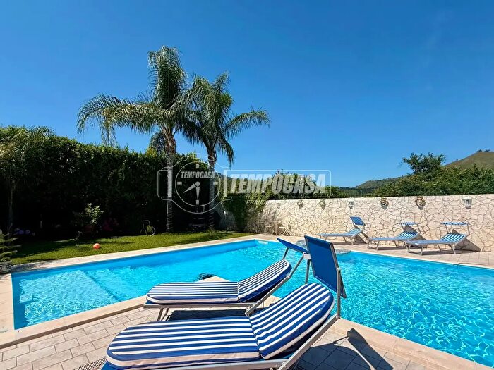 Casa con 7 locali in vendita in Pozzuoli
