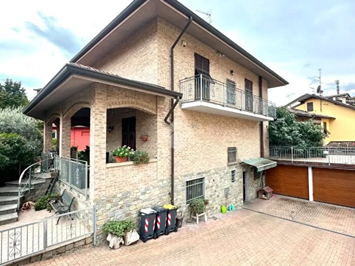 Casa con 6 locali in vendita in Via Casteldragone, Novi Ligure