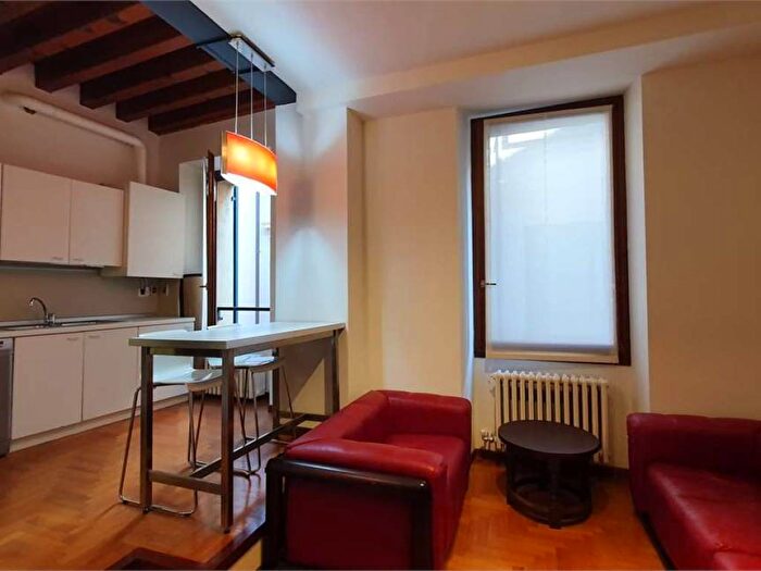 Appartamento trilocale in affitto in VIA FORTI, Centro Storico, Verona