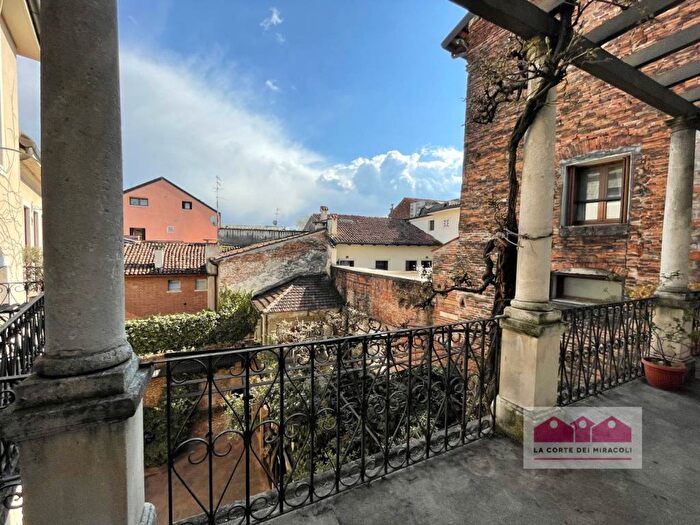 Appartamento con 5 locali in affitto in Contrà Piancoli, Centro Storico, Vicenza