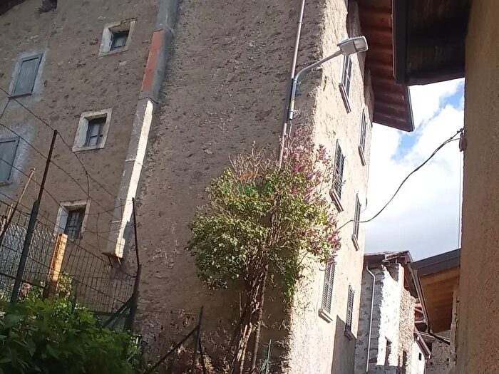 Casa con 5 locali in vendita in Via Landò, Malonno