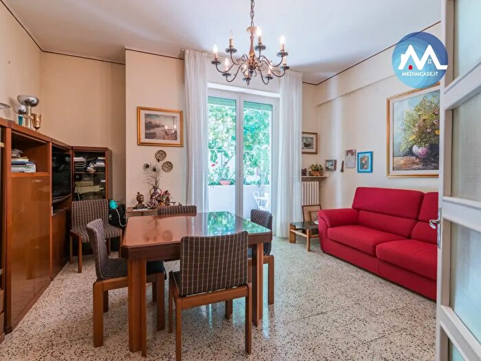 Appartamento con 5 locali in vendita in Viale Cesare Battisti, Pesaro