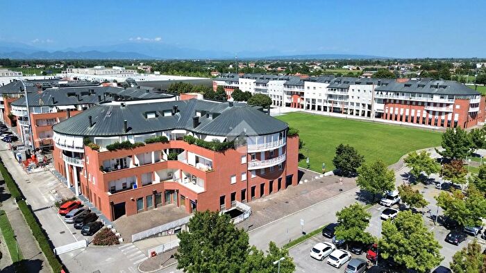 Appartamento quadrilocale in vendita in Piazza Europa Unita, Castelfranco Veneto