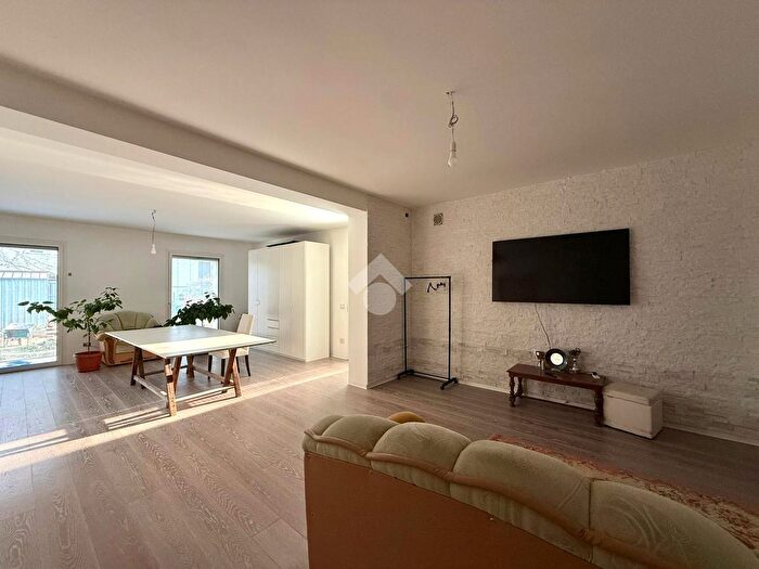 Casa quadrilocale in vendita in Via Montello, Villorba