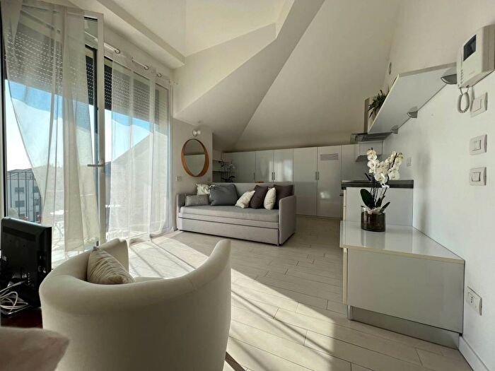 Appartamento monolocale in affitto in Via Gianfranco Miglio, Centro, Biassono