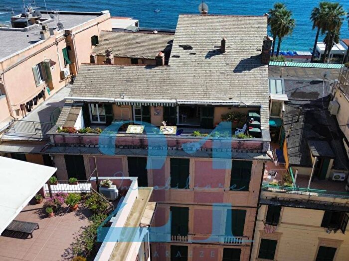 Appartamento con 6 locali in affitto in Piazza Sant'Ambrogio, Centro, Varazze