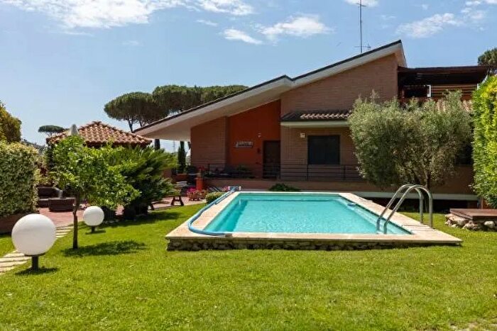 Casa con 10 locali in vendita in Via Giulio Pittarelli, Roma