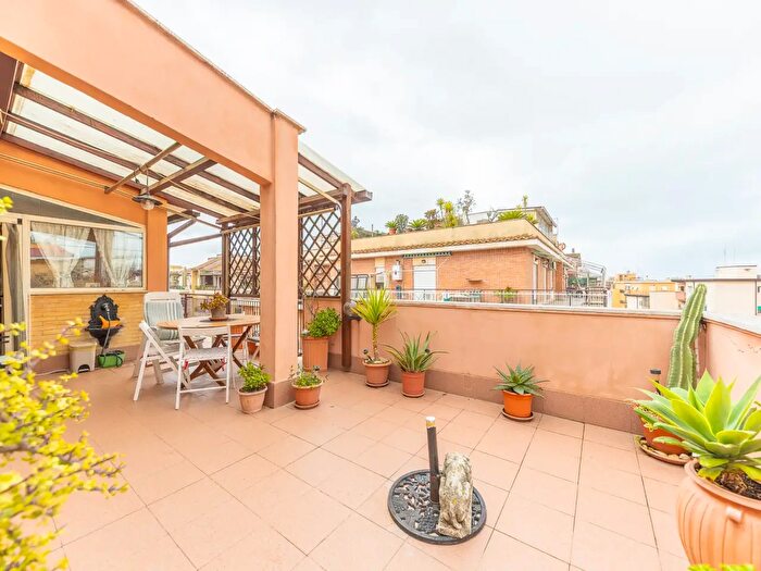 Appartamento trilocale in vendita in Via Ammiraglio Marzolo, Roma