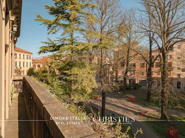 Appartamento con 9 locali in vendita in Campo Stringari, Venezia
