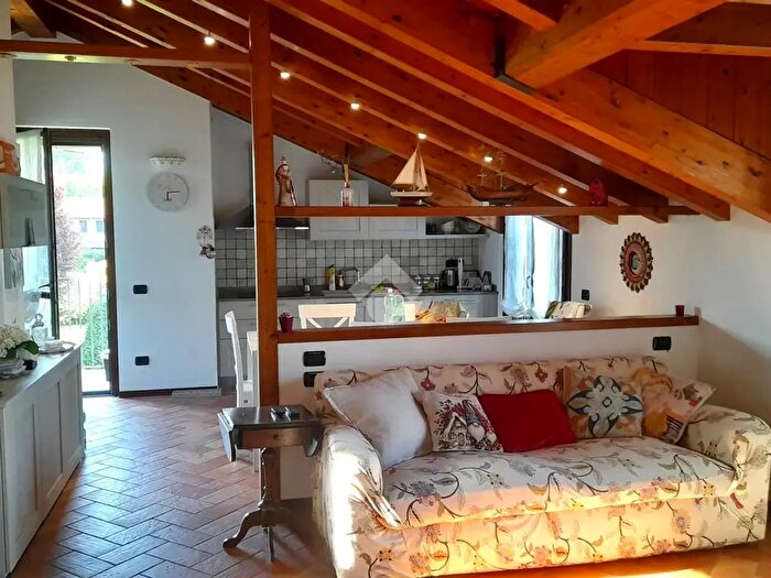 Appartamento trilocale in vendita in Via Bruno Colombo, Lurago DErba