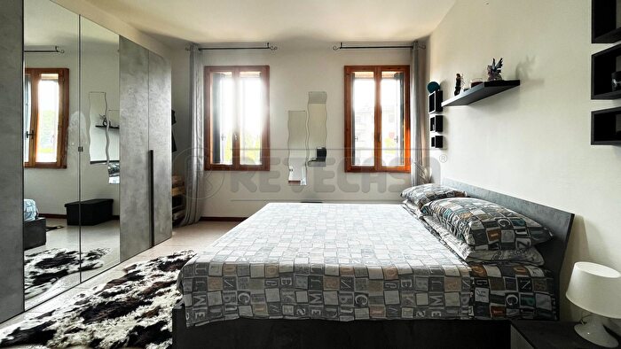 Casa con 6 locali in vendita in Via Olmo, Creazzo