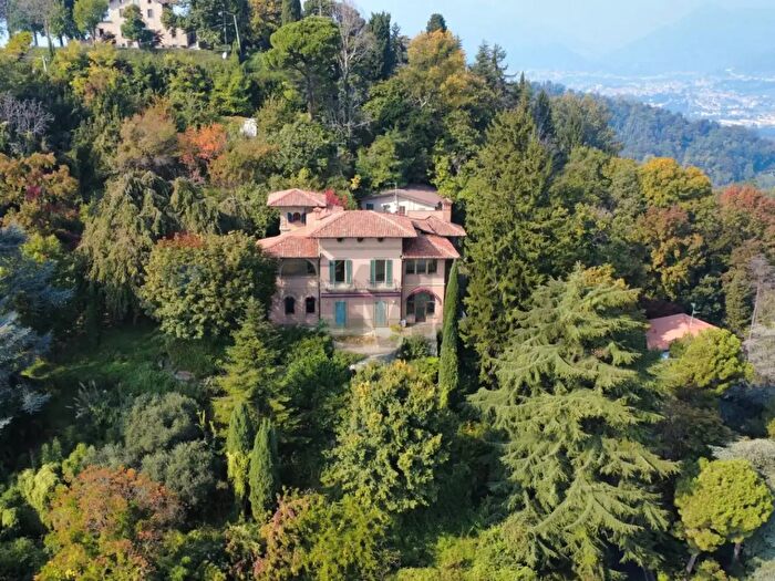 Casa con 20 locali in vendita in Bergamo