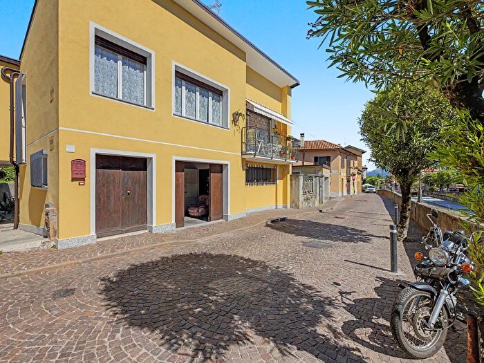 Appartamento con 9 locali in vendita in Via Enrico Toti, Germignaga