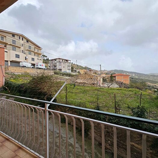 Appartamento quadrilocale in vendita in Via Gian Filippo Ingrassia, Regalbuto