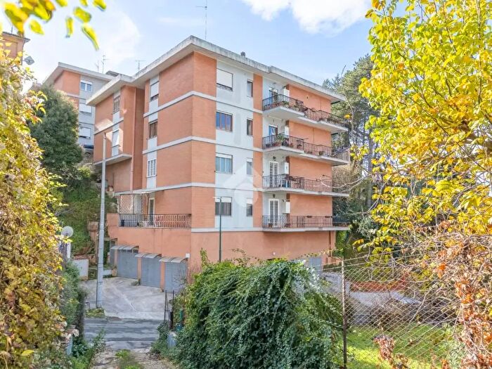 Appartamento quadrilocale in vendita in Via Virbio, Ariccia