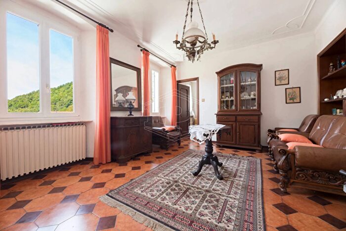 Appartamento con 8 locali in vendita in Via Roma, Rossiglione