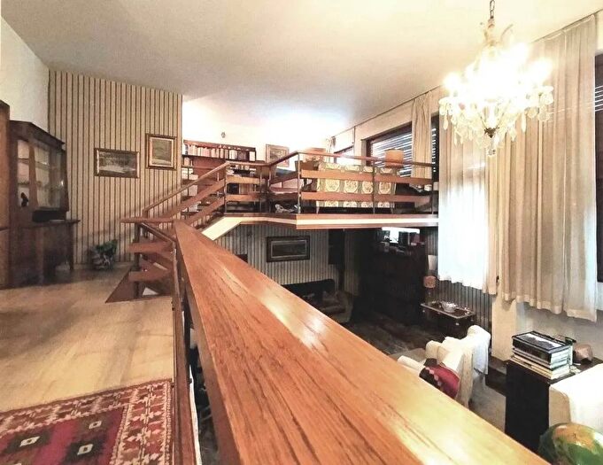 Appartamento con 9 locali in vendita in Firenze