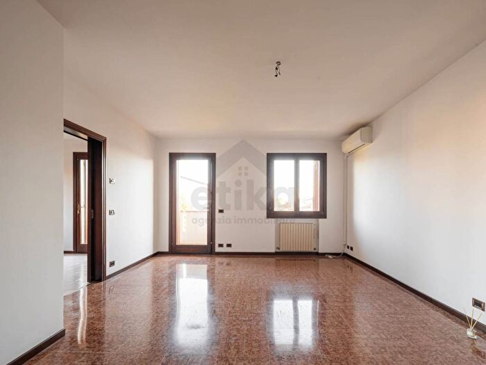 Casa con 6 locali in affitto in Via Padre Massimiliano Kolbe, Castagnole, Paese