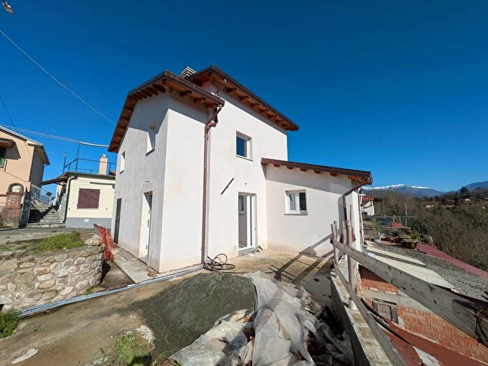 Casa quadrilocale in vendita in Via Sannaco, Aulla