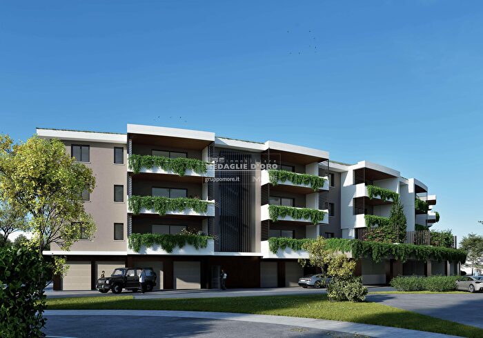 Appartamento trilocale in vendita in Via del Mercato, Modena