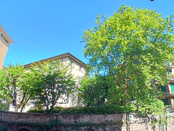 Appartamento con 6 locali in affitto in Via Matteo Pescatore, Giardini Reali, Torino