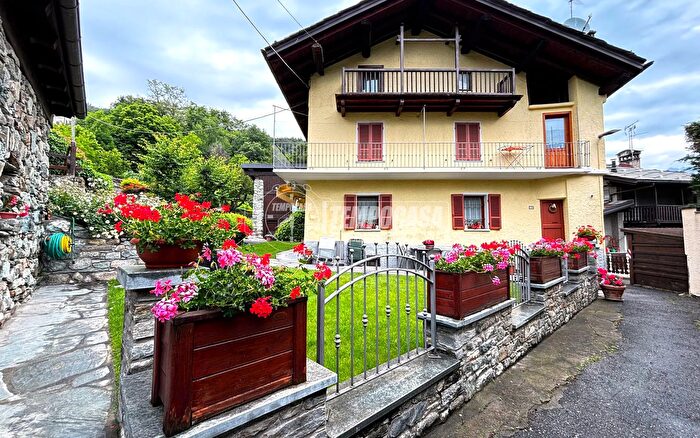 Casa con 9 locali in vendita in Frazione Ville, Challand Saint Victor