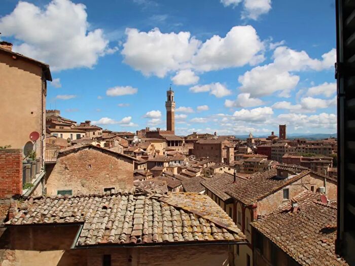Appartamento con 8 locali in vendita in Siena