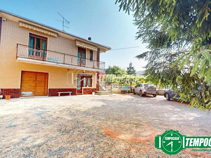 Casa con 7 locali in vendita in Cassano Spinola