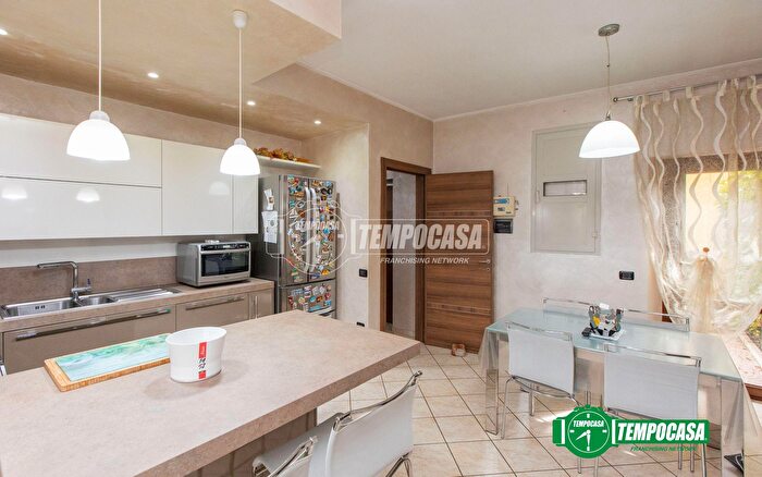 Casa quadrilocale in vendita in Momo