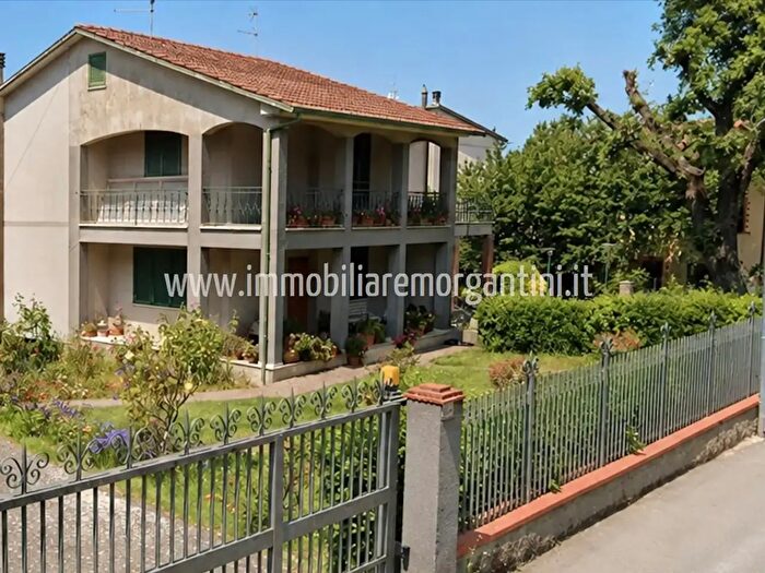 Casa con 8 locali in vendita in Sarteano