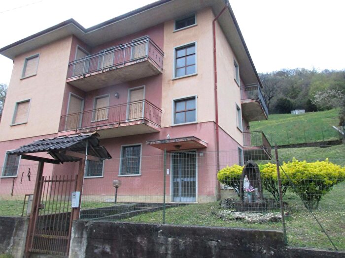 Casa con 8 locali in vendita in Via Molino, Val Brembilla