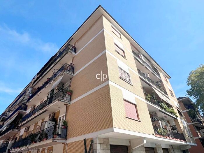 Appartamento trilocale in affitto in Via Enrico Cruciani Alibrandi, Portuense, Roma