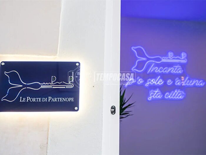 Appartamento quadrilocale in vendita in Via San Giovanni in Porta, Napoli