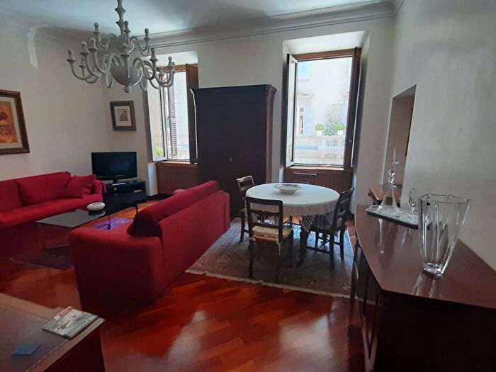 Appartamento trilocale in affitto in Via Lucrezio Caro, Prati, Roma