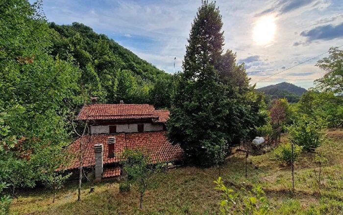 Casa con 8 locali in vendita in Zocca