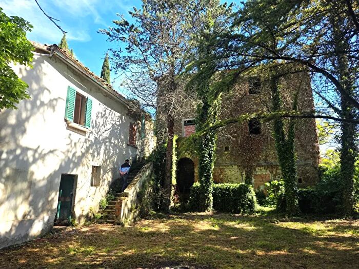 Casa con 10 locali in vendita in Arezzo