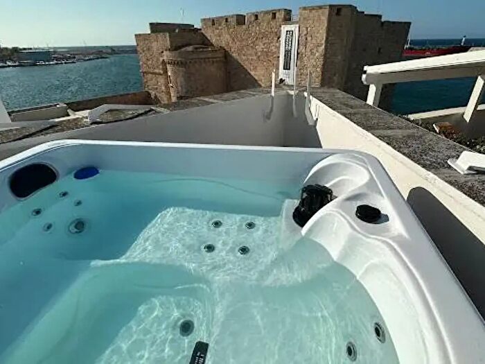 Appartamento con 6 locali in vendita in Via Orazio Comes, Monopoli