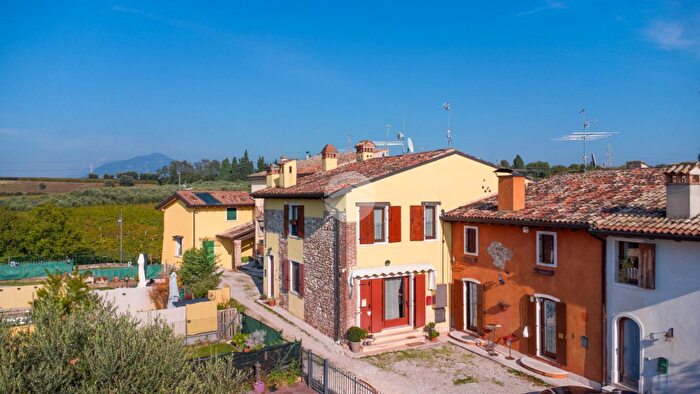 Casa quadrilocale in vendita in Strada Palù, Bardolino