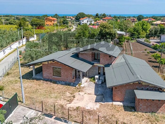 Casa con 7 locali in vendita in Via Pian del Lago Snc, Casalbordino