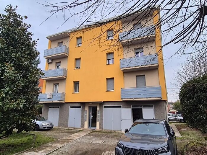 Appartamento trilocale in vendita in Via Murano, Modena