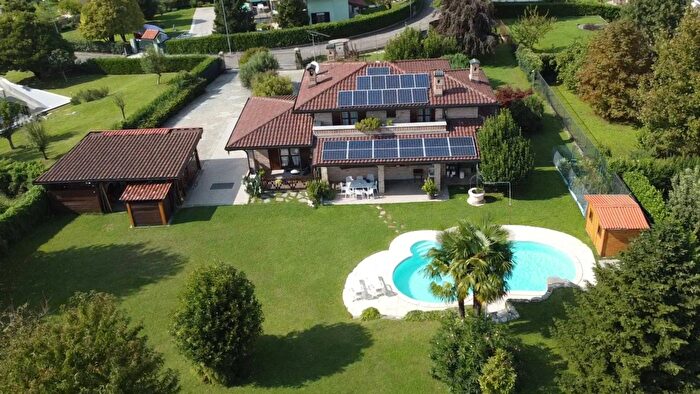 Casa quadrilocale in vendita in Via Verdi, Molteno