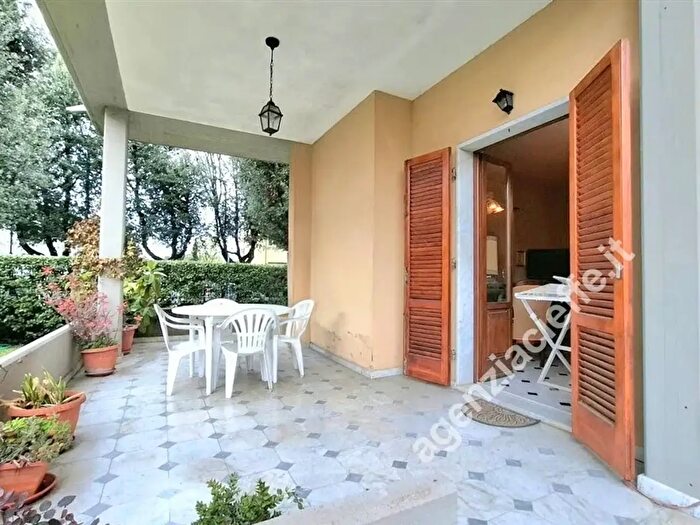 Casa con 6 locali in vendita in Massa