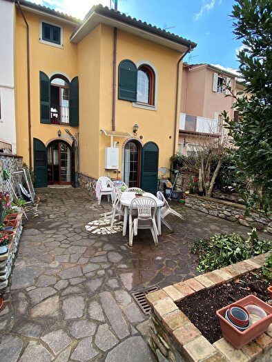 Casa con 7 locali in vendita in Via Zara, Prato