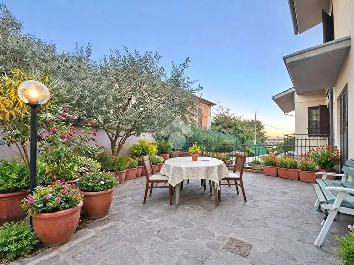 Casa trilocale in vendita in Via Baccheretana, Carmignano